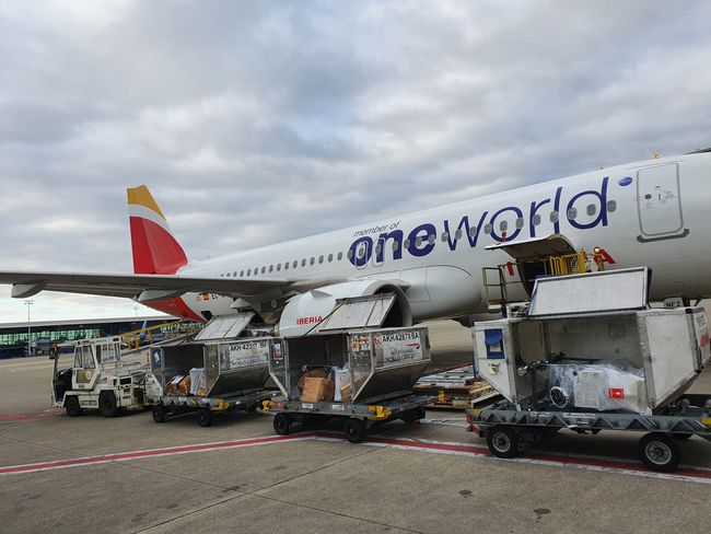 Avión de Iberia con la carga (respiradores).