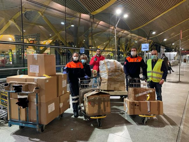 En la terminal recogiendo los respiradores.