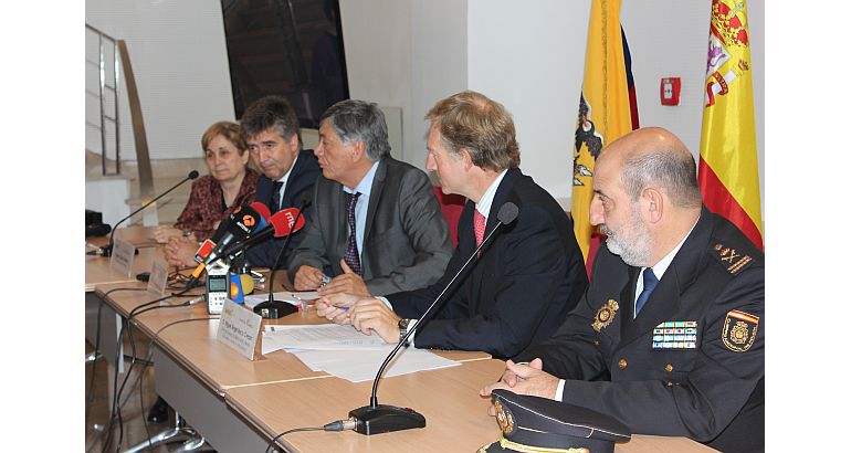 Dña Concepción García Saiz, Directora del Museo de América, D. Ignácio Cosidó, Director General de la Policia, D. Miguel Calahorrano Embajador de Ecuador, D. Miguel Angel Récio Crespo, Director General Bellas Artes y Bienes Culturales. 