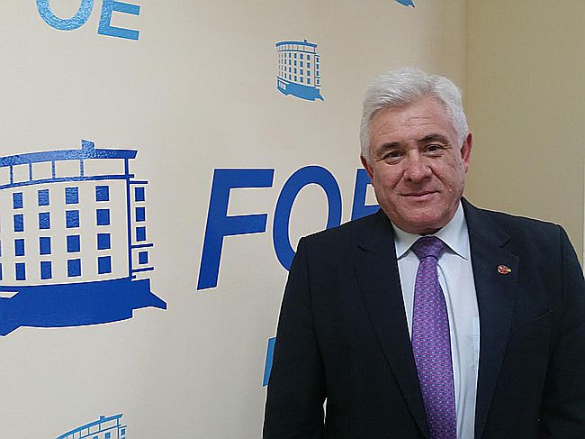 Miguel Palacios, recibirá la Distinción de Oro de la FOE.