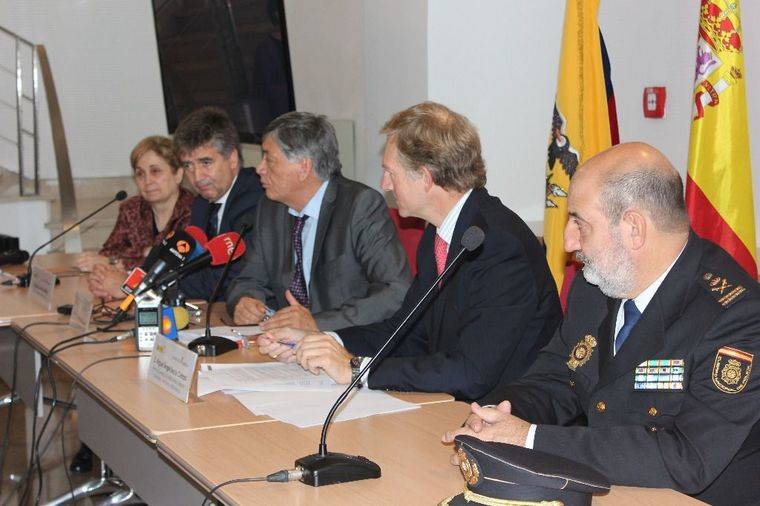 Dña Concepción Garcia, Directora del Museo America, D. Ignacio Cosidó, Director General de la Policia Nacional, D. Miguel Calahorrano, Embajador de Ecuador, D. Miguel Angel Recio, Director General de Bellas Artes y de Bienes Culturales.