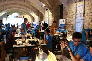 CaixaBank reúne a más de un centenar de desarrolladores de aplicaciones en una maratón 24 horas para crear los servicios financieros del futuro
