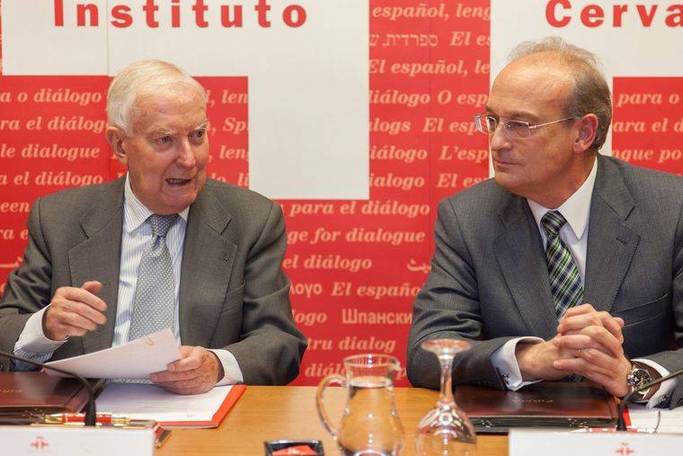 Víctor García de la Concha, director del Instituto Cervantes, (izqda.) y el director general de AENOR, Avelino Brito. 