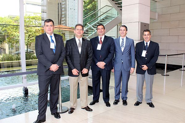 (de izquierda a derecha): Félix Guindulain, Vicepresidente de la Corporación Jofemar, Carlos Saad, Director General Jofemar Brasil, Alexandre Cassis, Director Comercial Jofemar Brasil, Miguel Ángel Carrero, Director General Corporación Jofemar, y Edgar Saad, Jofemar Brasil.