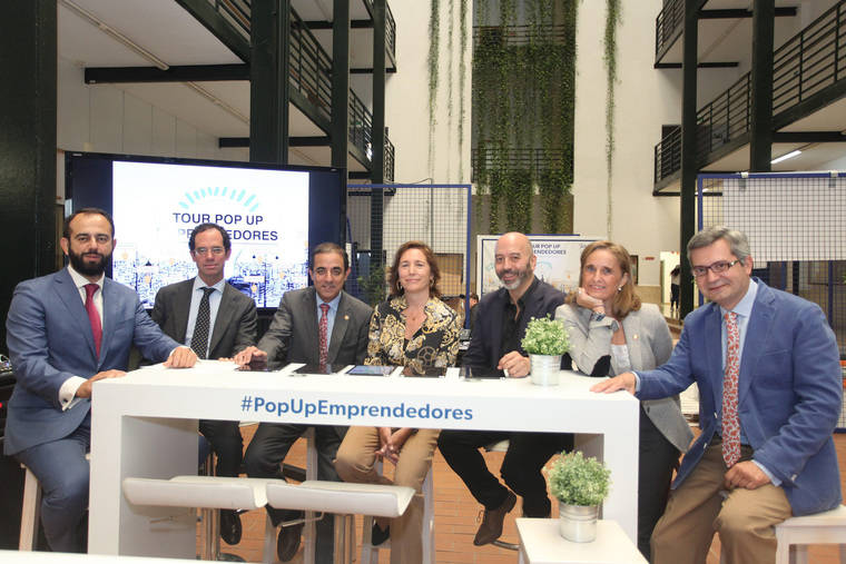 (De izq. a dcha.) El director de Empresa y Administración Pública de Telefónica en Territorial Sur, Ignacio Ochoa; el vicerrectpr de Transferencia Tecnológica de la US, José Guadix; el rector en funciones de la US, Miguel Ángel Castro; la decana de la Facultad de Ciencias Económicas y Empresariales, Carmen Núñez; el director de Coordinación Territorial de la Fundación Telefónica, Joan Cruz; la vicerrectora de Internacionalización de la US, Carmen Barroso; y el vicerrector de Infraestructuras de la US, Carlos León.