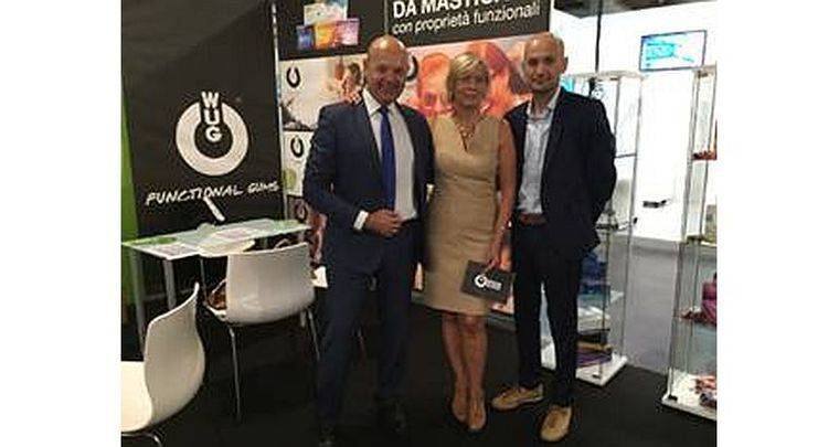 En la foto, de izquierda a derecha: Federico Calzado Castro (Director Comercial y Socio de WUG), Sisi Velloso Mata (Cónsul de España en Florencia) y Pedro Antonio Fernández Soriano (CEO de Dermodepil y Distribuidor WUG en el norte Italia).