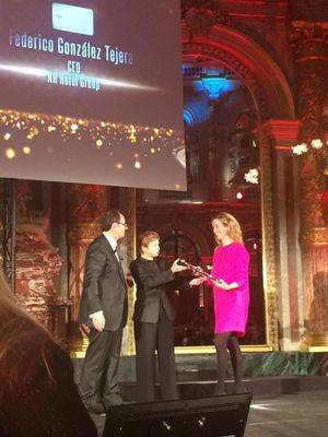 Ida Gutiérrez de Escofet, SVP Corporate Affairs & Communication de NH Hotel Group recibiendo el Gran Prix 2015.