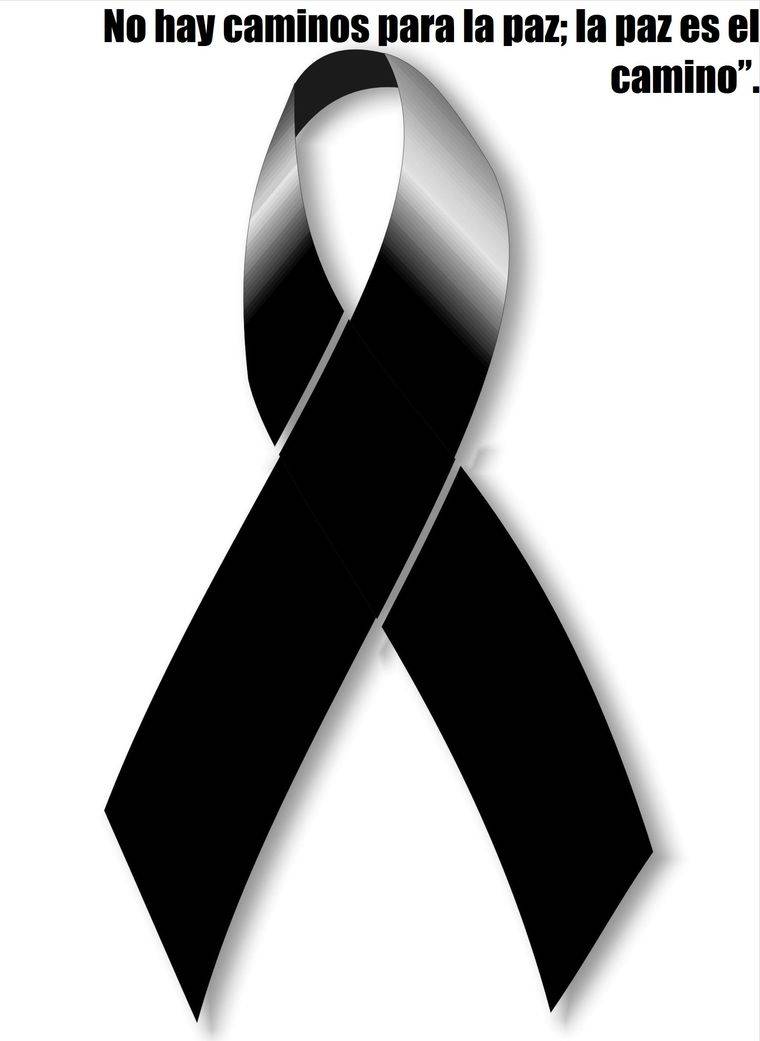 'Para una persona no violenta, todo el mundo es su familia'. (Gandhi)