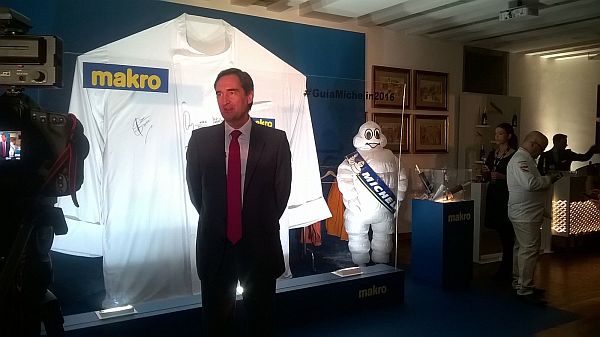 MAKRO subasta una chaquetilla firmada por “las estrellas” a favor de la Fundación Meniños