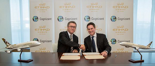 (de Izqda. a Dcha): John Burgin, Director de Cognizant Digital Works, para Asia Pacífico y Oriente Medio y Peter Baumgartner, Director Comercial de Etihad Airways, celebran la firma del acuerdo estratégico entre Etihad Airways y Cognizant