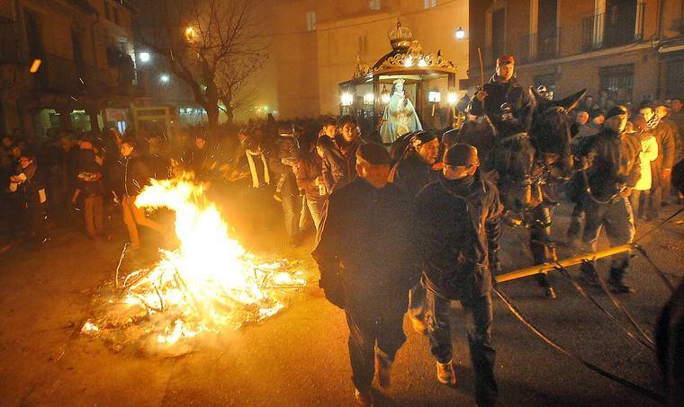Rito de fuego para arropar a la Virgen de los “pegotes”