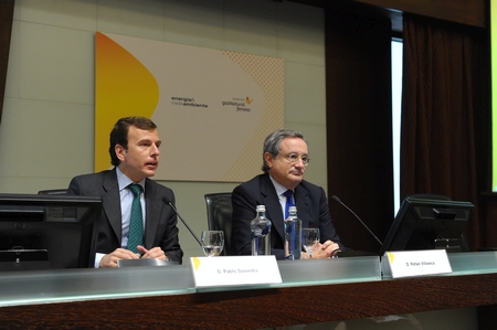 Saavedra, a la izda., inaugura seminario Empresa y Cambio Climatico.