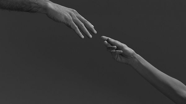 Un spot busca normalizar el ciclo de la vida y la muerte