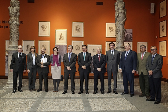 Víctor Iglesias, consejero delegado de Ibercaja, y Román Escolano, vicepresidente del Banco Europeo de Inversiones, junto con el equipo que ha trabajado en el desarrollo del convenio.