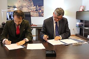 Embajador Calahorrano y Rector Samuel Martín en la firma del convenio. 