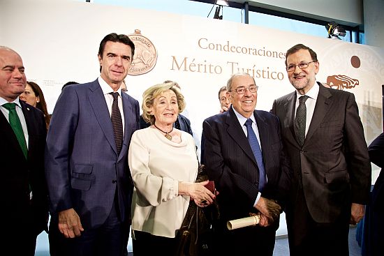 José Manuel Soria y Mariano Rajoy con Rufino Calero y su mujer.
