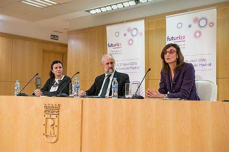 María José Navarro, directora general de Easyfairs Iberia, Luis Cueto, coordinador de Alcaldía del consistorio madrileño, y Regina Defarges, subdirectora de marketing de Correos