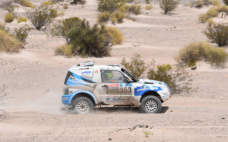 Rubén Gracia y Diego Vallejo cruzan la meta con su Mitsubishi Montero