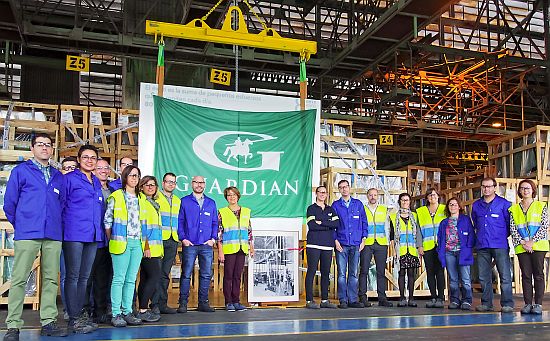 El equipo directivo de la planta de Llodio posó para esta foto, que conmemora la historia de la planta de 29.200 días. Sólo por diversión y para enfatizar tanto la longevidad como la juventud del personal, la dirección emparejó a los dos empleados más veteranos (con unos 45 años de servicio cada uno) con los dos empleados más jóvenes.