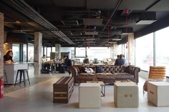 Colores oscuros, transparencia y “fun rooms”, las principales tendencias en el diseño de oficinas este año