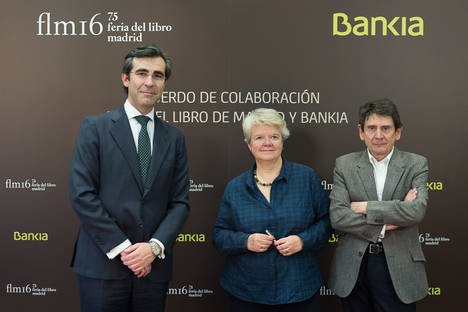 De izquierda a derecha, Eugenio Solla, director Territorial Madrid Norte de Bankia; Reyes Díaz, presidenta del Gremio de Libreros de Madrid; y Teodoro Sacristán, director de la Feria del Libro de Madrid.