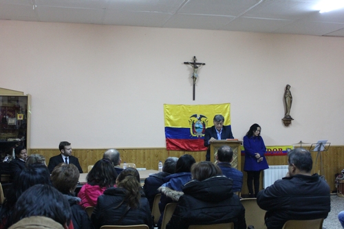 Embajador con ecuatorianos en la asamblea en Parroquia Santo Toribio