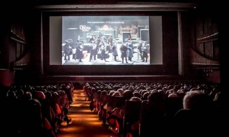 Espectadores de ópera en el cine.