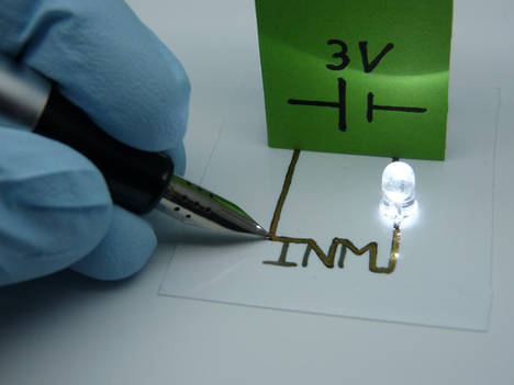 Los investigadores han cargado el cartucho de una pluma estilográfica con la nueva tinta.