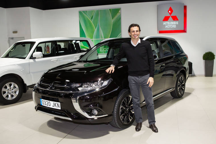 Pedro de la Rosa conduce un Mitsubishi Outlander PHEV