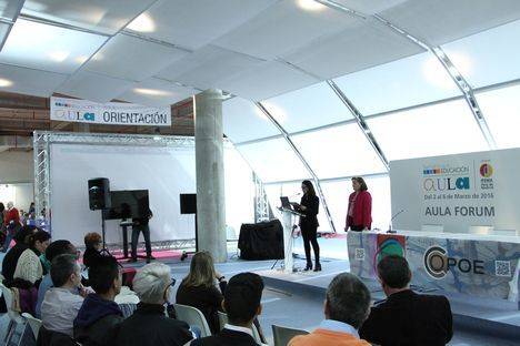 La Directora de la SEMANA DE LA EDUCACIÓN, Lola González, se dirige a los asistentes al acto de entrega de los Premios a las Mejores Experiencias en Orientación Educativa, concedidos el pasado domingo, 6 de marzo, en AULA 2016. 