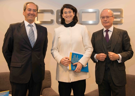 José Manuel González-Páramo (BBVA) junto a Concepción Latorre, investigadora jefe del estudio del IEE, y José Luis Feito, presidente del IEE, en la presentación del libro sobre impacto económico del TTIP en España.