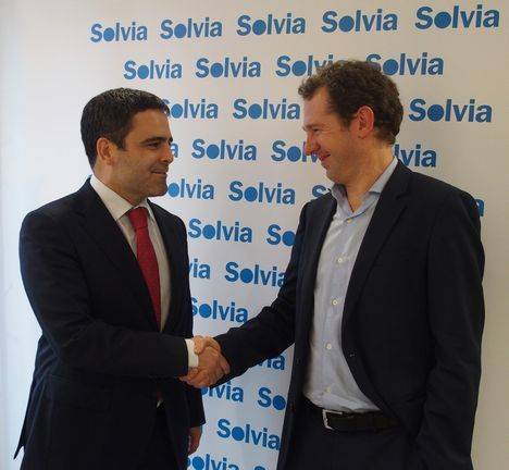 Javier García del Río, director general de Solvia, (izda) y Juan Velayos, consejero delegado de Neinor Homes (drcha)