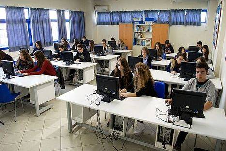 Los proyectores de ultracorta distancia captan la atención de los estudiantes de Atenas
