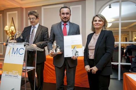 Eduardo Vidal, director general de MC MUTUAL; Antonio Carrera, gerente de Gestamp Abrera, S.A. recogiendo el trofeo de manos de María Lourdes Meléndez, subdirectora general de Entidades Colaboradoras de la Seguridad Social.