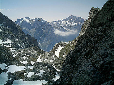Torre Bermeja y Peña Santa desde el camino a Collado Jermoso.