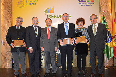 De izqda. a dcha.: Antonio Carlos Valente, presidente de la Fundación Everis Brasil; Pompeu Andreucci Neto, Embajador de Brasil en España; Juan Pablo de Laiglesia, Secretario de Estado de Cooperación Internacional y para Iberoamérica y el Caribe; José Domingo de Ampuero y Osma, presidente ejecutivo de Viscofan; Alicia Gómez-Navarro, directora general de la Residencia de Estudiantes de Madrid y José Gasset Loring, presidente de la CCBE. 