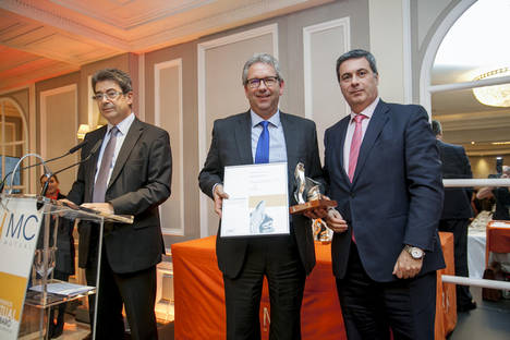 Werner K.Gehring, vicepresidente de la división oeste del grupo Standard Profil, recogiendo el premio de manos de Rafael Antonio Barberá, director general de Ordenación de la Seguridad Social.