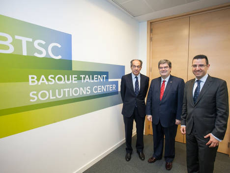 De izqda a dcha:  Fernando Francés, presidente de everis;  Juan Mari Aburto, alcalde de Bilbao;  Luis Gonzalo Gil, director de sector público de la oficina de Bilbao de everis