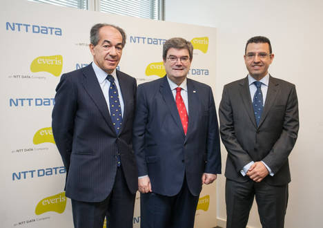 De izqda a dcha:  Fernando Francés, presidente de everis;  Juan Mari Aburto, alcalde de Bilbao;  Luis Gonzalo Gil, director de sector público de la oficina de Bilbao de everis