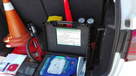 La policía del ayuntamiento de Azkoitia salva la vida a un transeúnte con el desfibrilador del coche patrulla