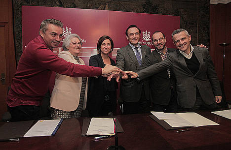  La alcaldesa de Córdoba, Isabel Ambrosio ha estado acompañada por la directora del Instituto Halal, Isabel Romero; el rector de la UCO, José Carlos Gómez Villamandos; el presidente de Mercacórdoba, David Luque (PSOE); el gerente del Imdeec, Víctor Molino, y el representante de la Fundación Agrópolis y gerente de Mercacórdoba, Jesús Reina).
