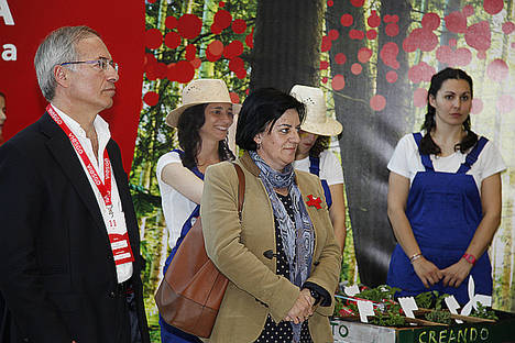 El presidente de Viesgo, Miguel Antoñanzas, junto a la presidenta de la Asamblea Local de Cruz Roja en Siero, Aurora Flores Fonseca.