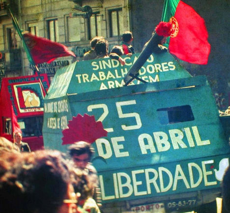25 de Abril “Cravos nas janelas”