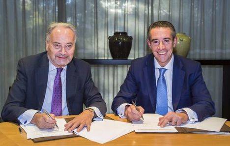 Juan Carlos Estévez y Juan Alcaraz durante la firma del acuerdo.