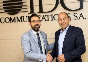 A la izqda, Miguel López, director de alianzas de Trabajando.com España; a la dcha, Marlon Molina, director de ComputerWorld University en la firma del acuerdo.