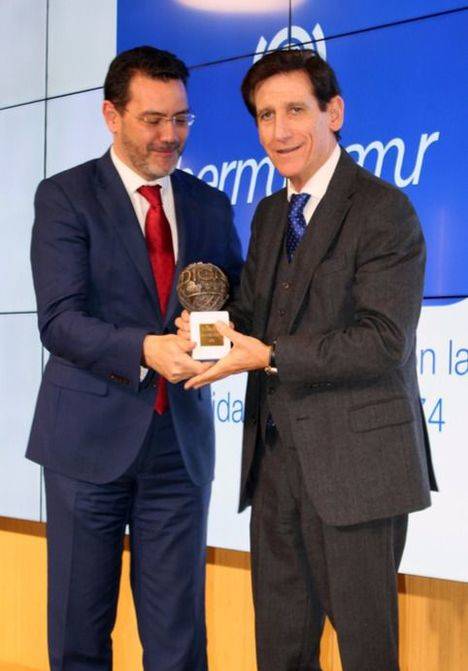 Heraclio Corrales Romeo, director general de Ibermutuamur a la derecha de la foto, en el momento de recibir el premio DIGA de Accesibilidad 2017.