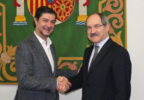 Pedro Mier (dcha.) y Juan Ávila tras la firma del acuerdo.