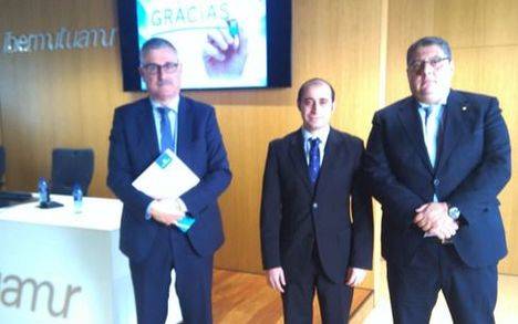 De izqda a dcha, Juan Ramón Alonso, director de Ibermutuamur en el País Vasco y Asturias, Marcos Óscar Martínez Álvarez, presidente del Colegio Oficial de Graduados Sociales de Asturias, y Fernando Rivera Arija, director de Afiliacion-Recaudación y Prestaciones Económicas en la zona.
