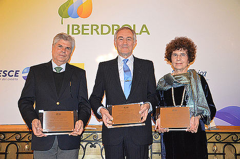 De izqda. a dcha.: Antonio Carlos Valente, presidente de la Fundación Everis Brasil; José Domingo de Ampuero y Osma, presidente ejecutivo de Viscofan y Alicia Gómez-Navarro, directora general de la Residencia de Estudiantes de Madrid. 