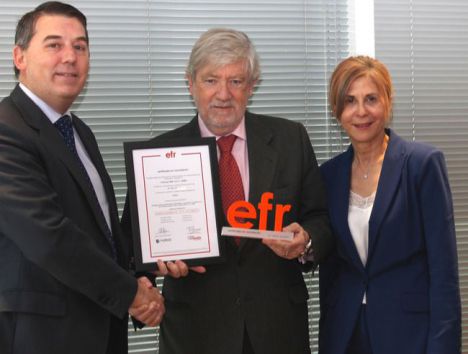 De izqda a dcha: el director de la Fundación Más Familia, Rafael Fuertes, el consejero delegado de INFORMA D&B, Juan Mª Sainz, y la directora de RRHH de INFORMA D&B, Ana Mª García.